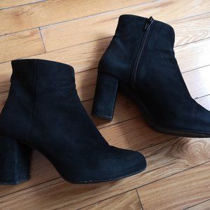 Beautiful Unisa suede booties